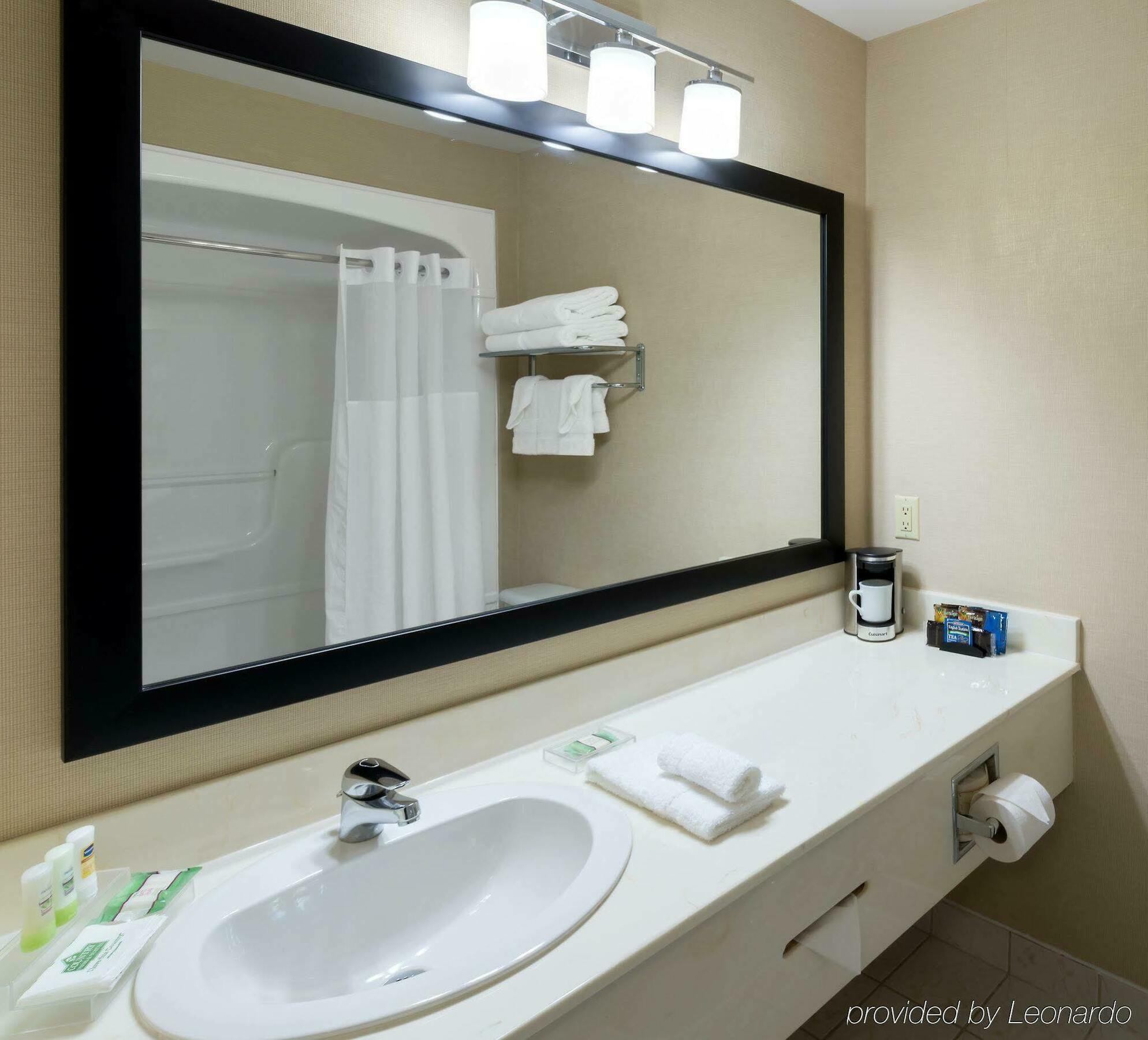 Quality Inn & Suites Oakville Exteriér fotografie